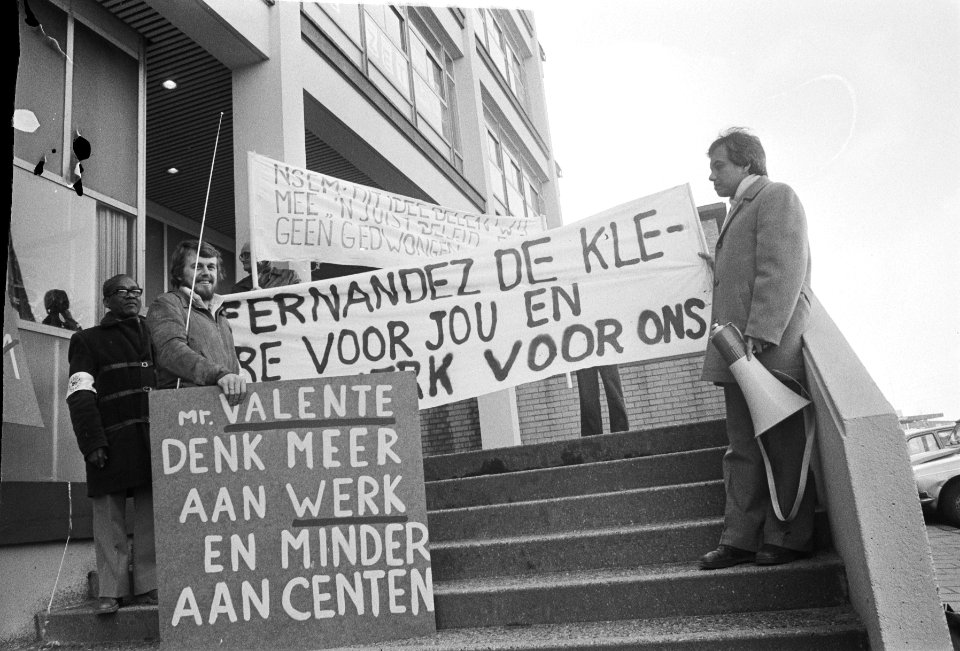 Bezetters voor de poort met spandoeken, Bestanddeelnr 930-1612