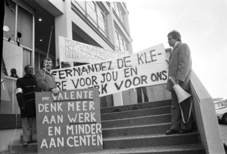 Bezetters voor de poort met spandoeken, Bestanddeelnr 930-1612