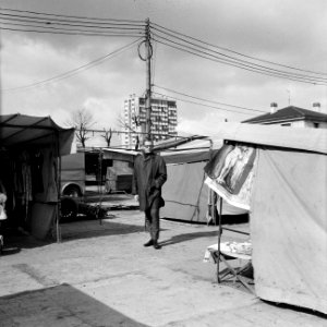 Bezoeker van een vlooienmarkt, Bestanddeelnr 254-0567 photo