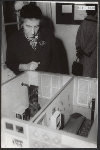 Bezoeken, ministers, jodenvervolgingen, maquettes, Bestanddeelnr 091-0040