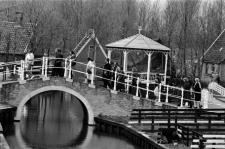 Bezoekers lopen over een brug, Bestanddeelnr 932-5755