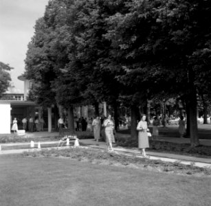 Bezoekers bij een fontein in het Kurpark van Bad Mergentheim op de achtergrond …, Bestanddeelnr 254-4584