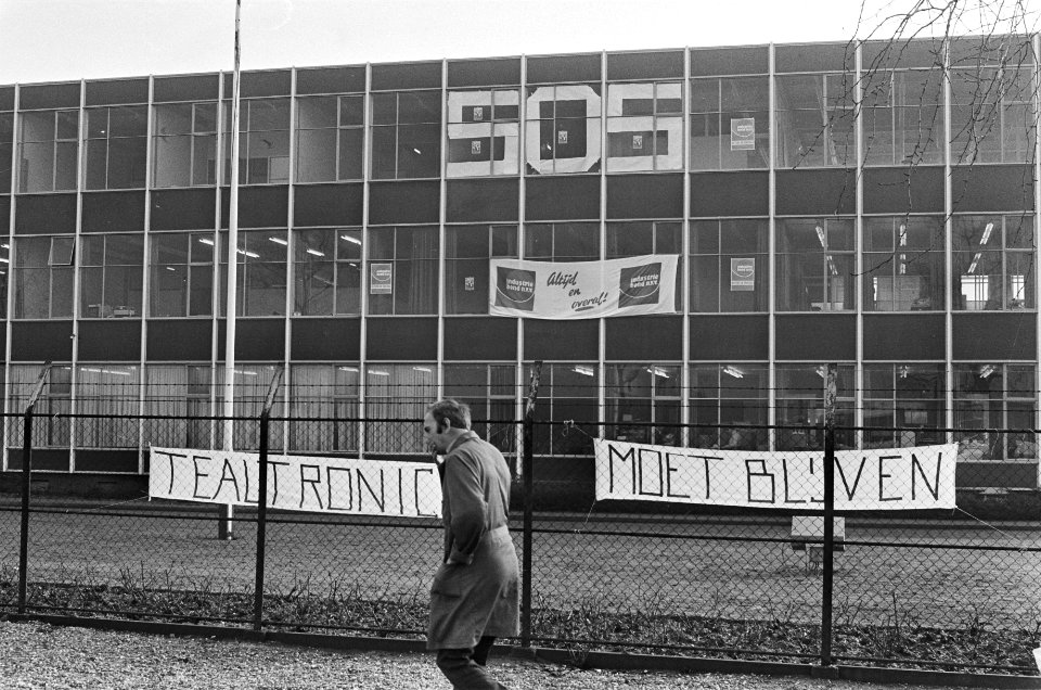 Bezetting bedrijf Tealtronic het gebouw met spandoeken, Bestanddeelnr 928-9684