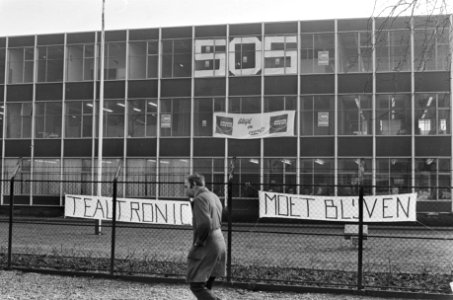 Bezetting bedrijf Tealtronic het gebouw met spandoeken, Bestanddeelnr 928-9684