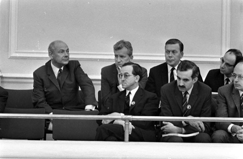 Bezoekers bij het partijcongres, zittend op de tribune. Op achterste rij vlnr. D, Bestanddeelnr 921-6802
