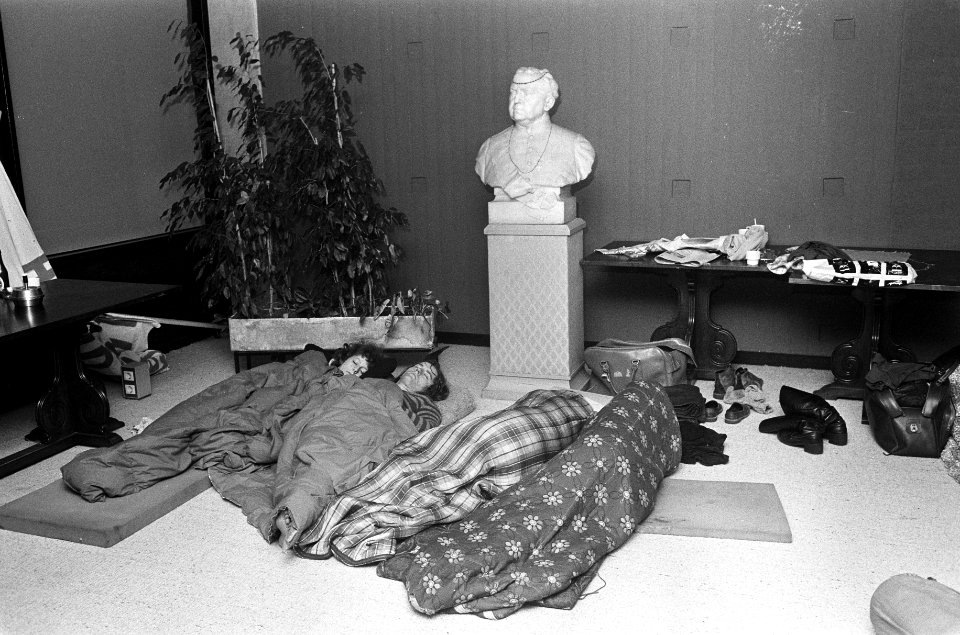 Bezetters in slaapzakken bij het borstbeeld van Kuyper, Bestanddeelnr 926-8888
