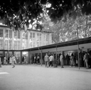 Bezoekers bij het Pavillon der Wilhelmsquelle in het Kurpark van Bad Mergenthe…, Bestanddeelnr 254-3205