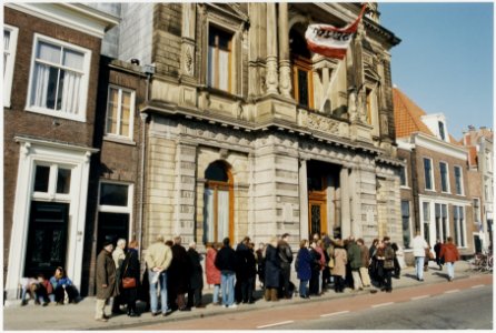 Bezoekers in de rij voor het Teylers Museum ca. een week nadat de nieuwe vleugel naar ontwerp van Hubert Jan Henket is geopend. NL-HlmNHA 54036276