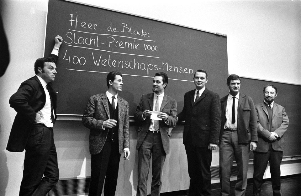 Bezetters van het Reactorcentrum te Petten vergaderen. De leden Husmann, Braso, Bestanddeelnr 922-9118