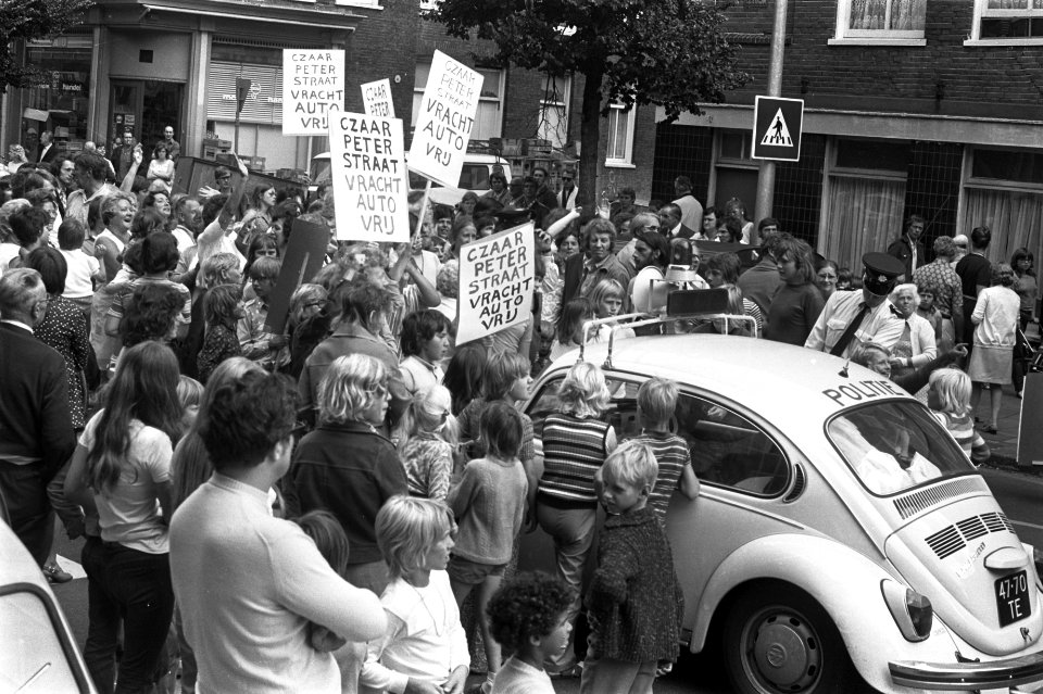 Bewoners van Czaar Peterstraat protesteren tegen verkeer in hun straat, politie-, Bestanddeelnr 925-8066