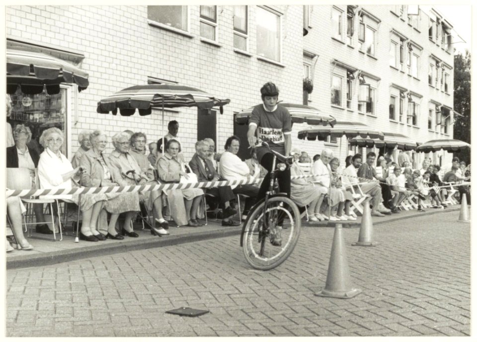 Bewoners van De Molenburg kijken met belangstelling naar deelnemers aan de Muggenronde