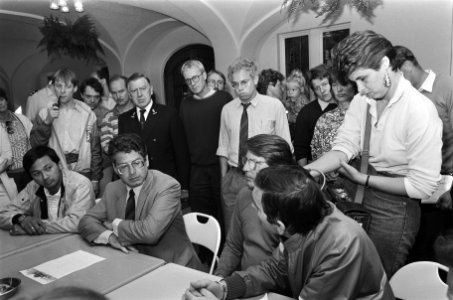 Bewoners van de omgeving van de Zeedijk bieden burgemeester Van Thijn een petiti, Bestanddeelnr 933-4025