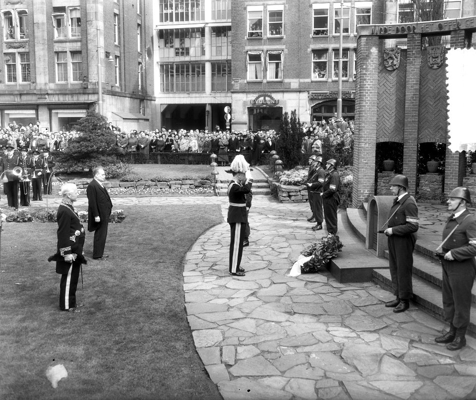 Bezoek Zweedse Koningspaar Amsterdam, eerste dag, kranslegging Dam, Bestanddeelnr 907-0961