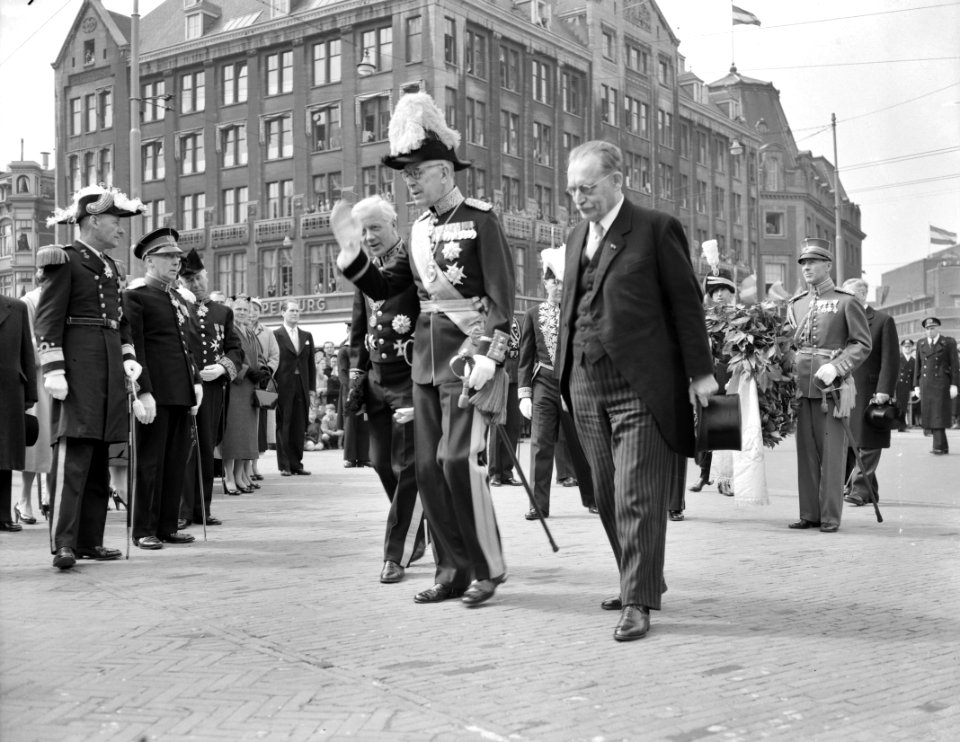 Bezoek Zweedse Koningspaar Amsterdam, eerste dag, kranslegging Dam, Bestanddeelnr 907-0958