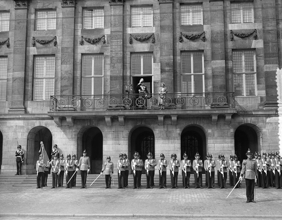 Bezoek Zweedse Koningspaar Amsterdam, eerste dag, aankomst Dam en balkon, Bestanddeelnr 907-0950