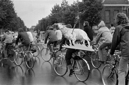 Bewoners van Purmer demonstreren in Amsterdam tegen besluit tot volbouwen van Pu, Bestanddeelnr 927-2411