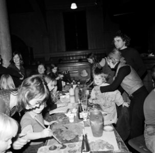 Bezoekers en kinderen aan de maaltijd, Bestanddeelnr 926-9044