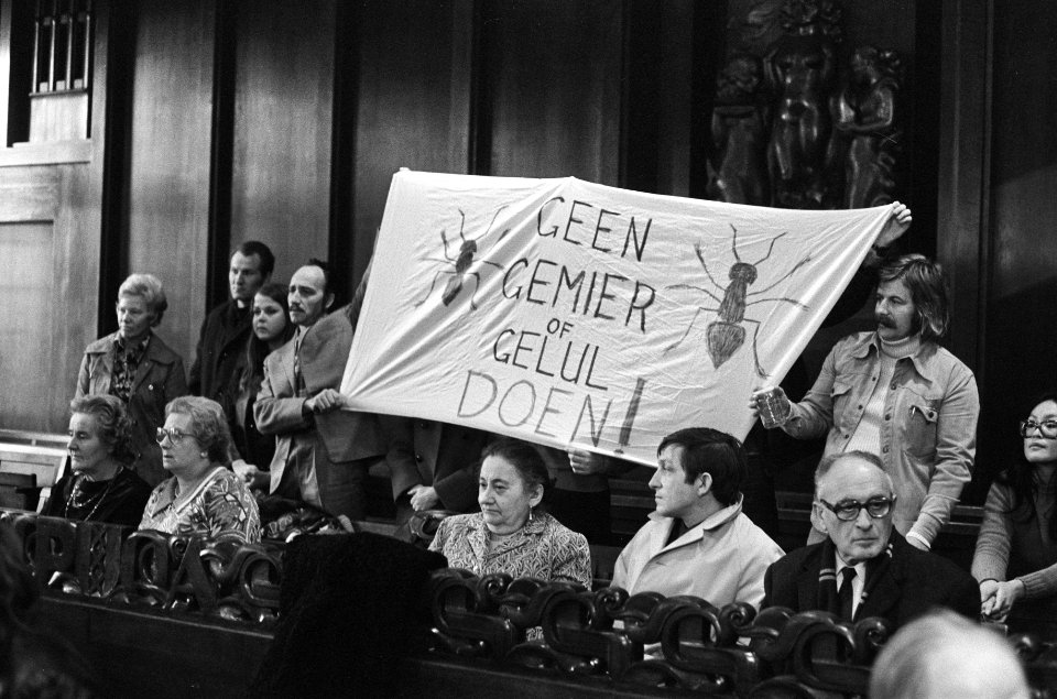Bezoekers op de publieke tribune met een spandoek, Bestanddeelnr 926-8440