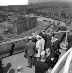 Bezoek van President Scharf aan Rotterdam Aan President Scharf wordt een fraai , Bestanddeelnr 912-4907