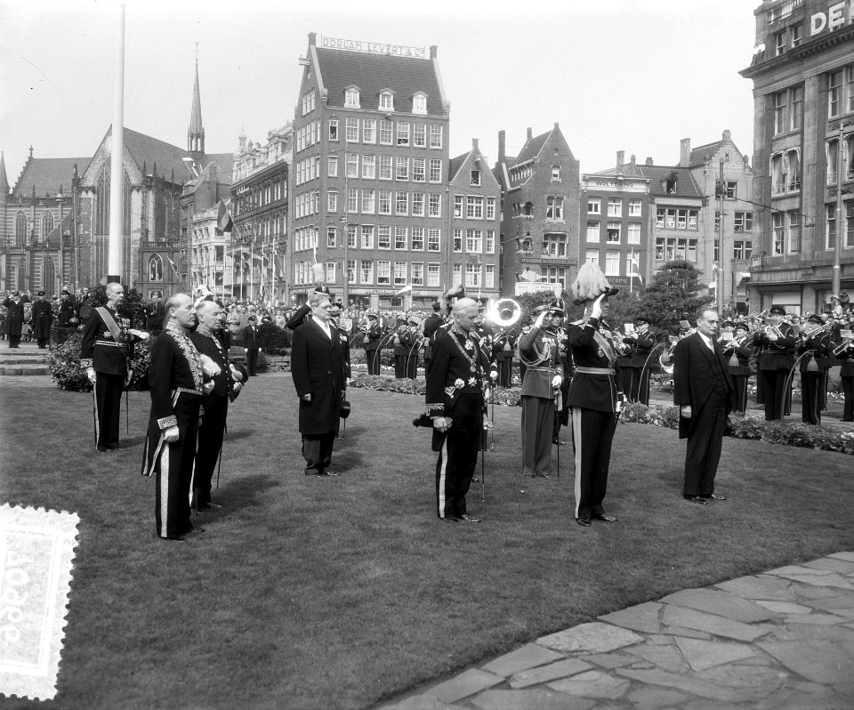 Bezoek Zweedse Koningspaar Amsterdam, eerste dag, kranslegging Dam, Bestanddeelnr 907-0966