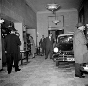 Bezoekers bij de garderobe van restaurant Wivex waar een Opel Kapitän '54 staat , Bestanddeelnr 252-9136