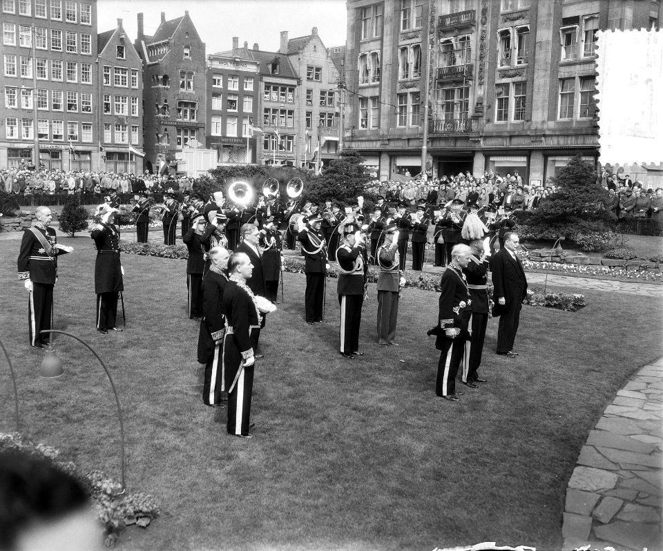 Bezoek Zweedse Koningspaar Amsterdam, eerste dag, kranslegging Dam, Bestanddeelnr 907-0965