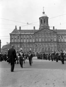 Bezoek Zweedse Koningspaar Amsterdam, eerste dag, kranslegging Dam, Bestanddeelnr 907-0959