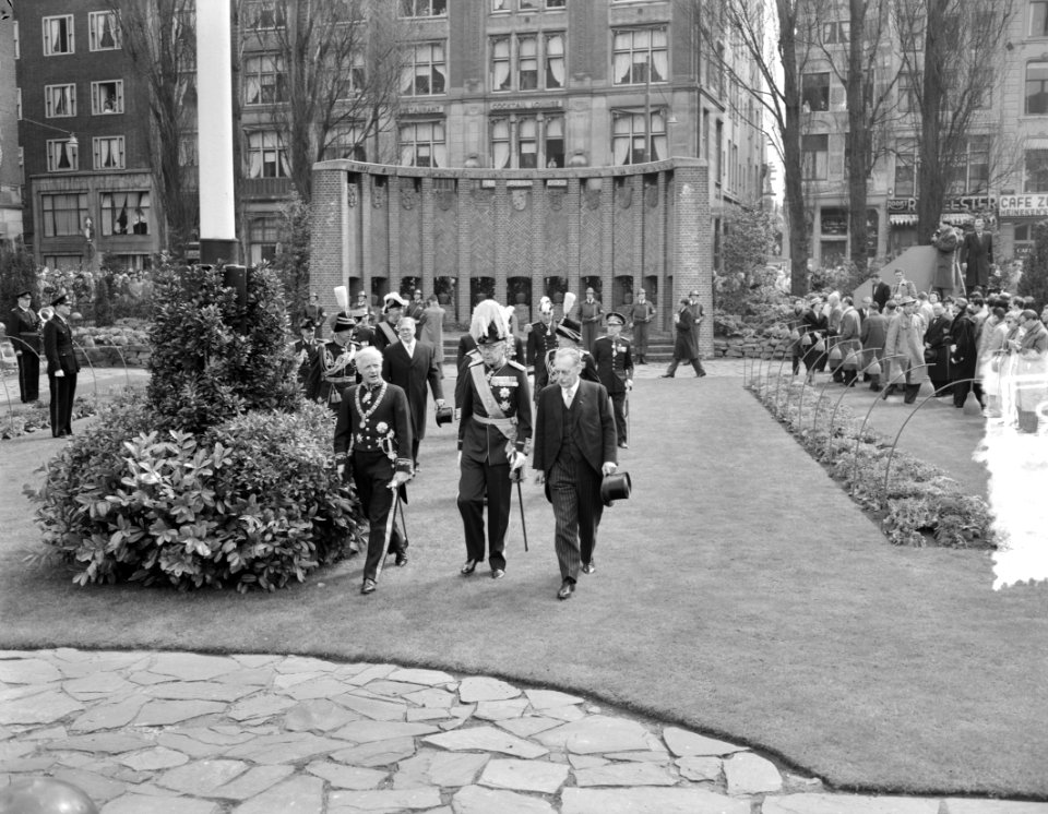 Bezoek Zweedse Koningspaar Amsterdam, eerste dag, kranslegging Dam, Bestanddeelnr 907-0960
