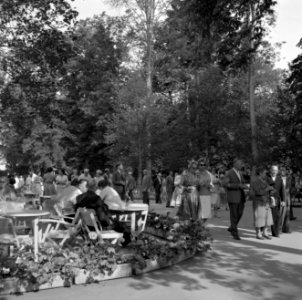 Bezoekers in het Kurpark van Bad Mergentheim, Bestanddeelnr 254-4578