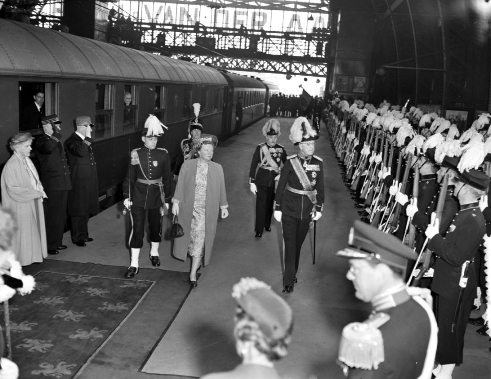 Bezoek Zweedse Koningspaar Amsterdam, eerste dag, aankomst Centraal Station, Bestanddeelnr 907-0942