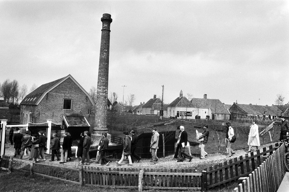 Bezoekers lopen naar een stoomwasserij, Bestanddeelnr 932-5754