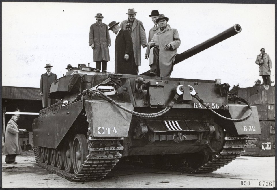 Bezoeken, oudstrijders, tanks, boskamp kazerne, Bestanddeelnr 050-0726