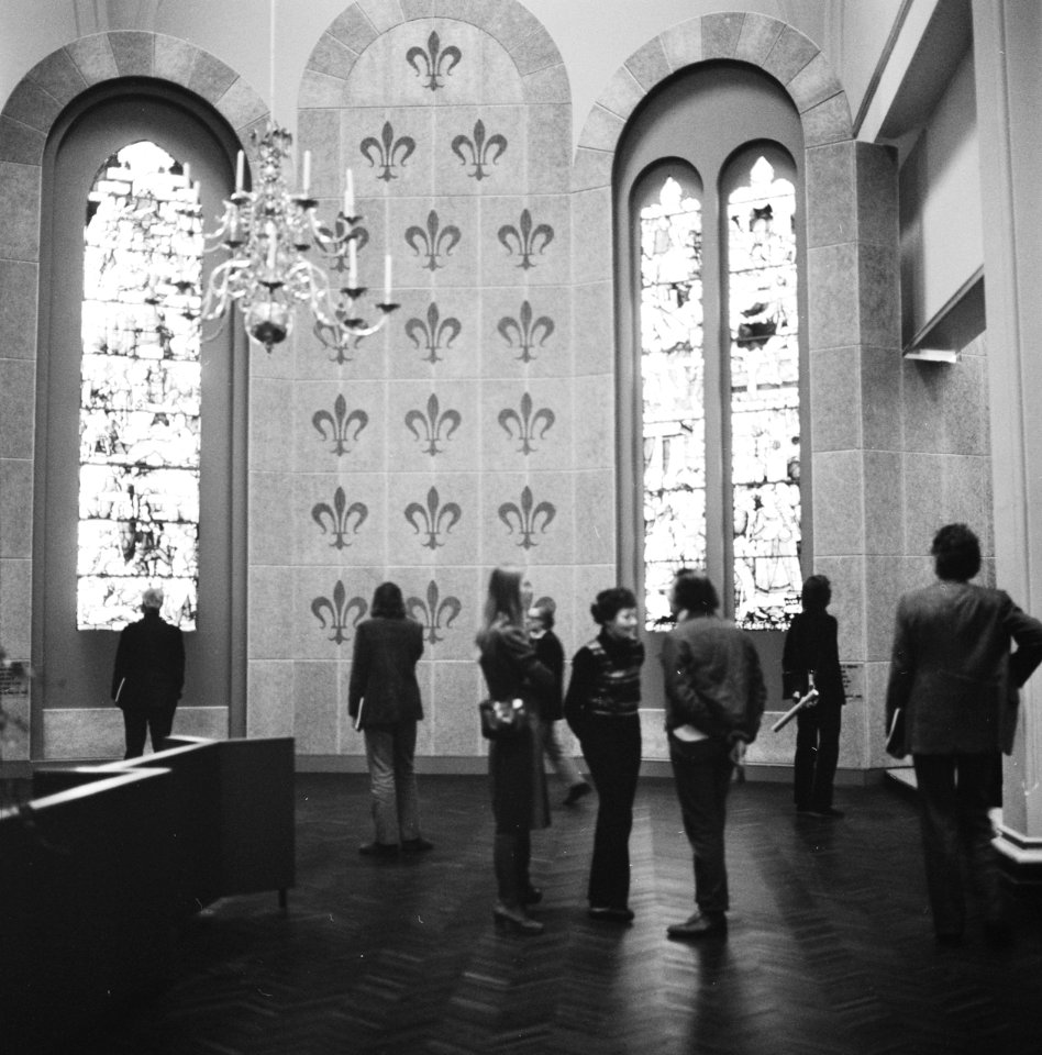 Bezoekers bekijken de kerkramen, Bestanddeelnr 926-8883