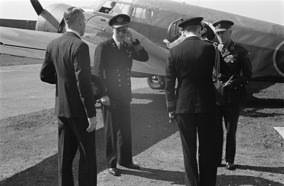 Bezoek van prins Bernhard aan Belfast t.g.v. opening Nederlandse tentoonstellin, Bestanddeelnr 935-2025
