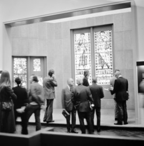 Bezoekers bekijken de kerkramen, Bestanddeelnr 926-8884