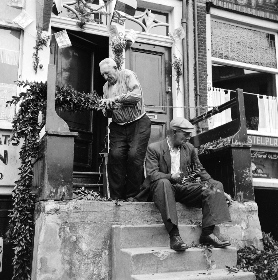 Bewoners van de Amsterdamse Jordaan versieren hun huizen ter gelegenheid van , Bestanddeelnr 900-4530