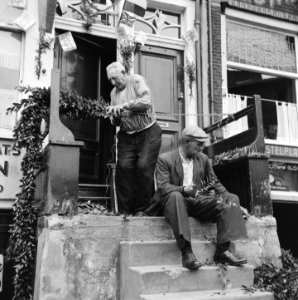 Bewoners van de Amsterdamse Jordaan versieren hun huizen ter gelegenheid van , Bestanddeelnr 900-4530