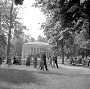 Bezoekers bij een fontein in het Kurpark van Bad Mergentheim op de achtergrond …, Bestanddeelnr 254-4585