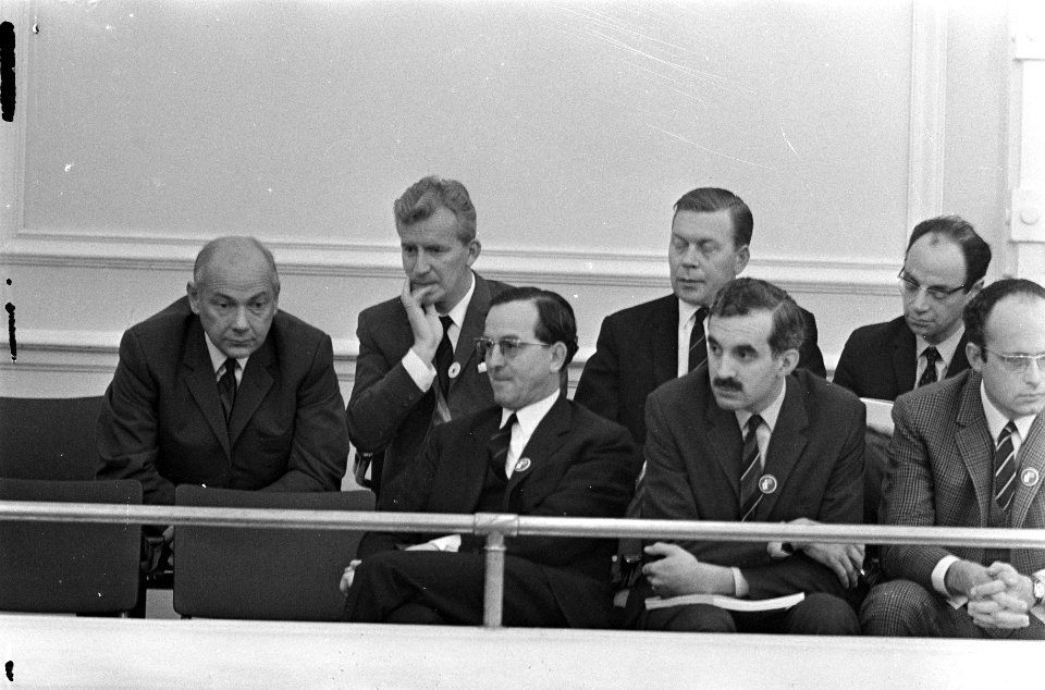 Bezoekers bij het partijcongres, zittend op de tribune. Op achterste rij vlnr. D, Bestanddeelnr 921-6798