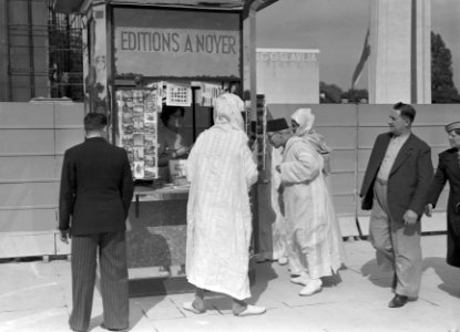 Bezoekers bij een kiosk met ansichtkaarten op de tentoonstelling, Bestanddeelnr 254-2700