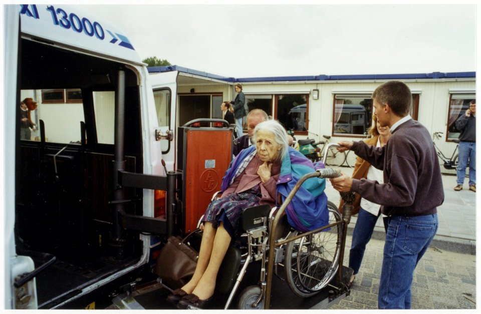 Bewoners van verpleeghuis Zuiderhout worden overgebracht naar de Boerhaavekliniek vanwege een verbouwing. Op de foto Charlotte martinot, voormalig sopraan bij de Nederlandse Opera. NL-HlmNHA 54036186