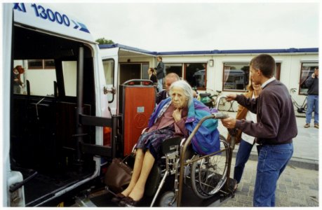 Bewoners van verpleeghuis Zuiderhout worden overgebracht naar de Boerhaavekliniek vanwege een verbouwing. Op de foto Charlotte martinot, voormalig sopraan bij de Nederlandse Opera. NL-HlmNHA 54036186