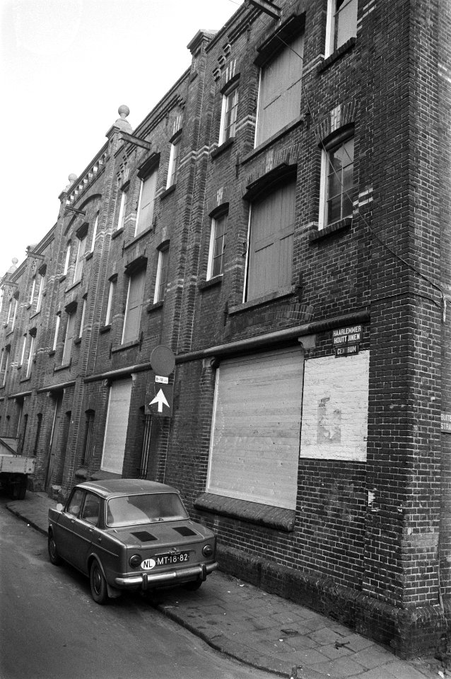 Bewoners van Haarlemmer houttuinen Adam borden voor woningen in plaats van af te, Bestanddeelnr 923-1777