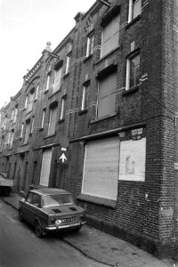 Bewoners van Haarlemmer houttuinen Adam borden voor woningen in plaats van af te, Bestanddeelnr 923-1777