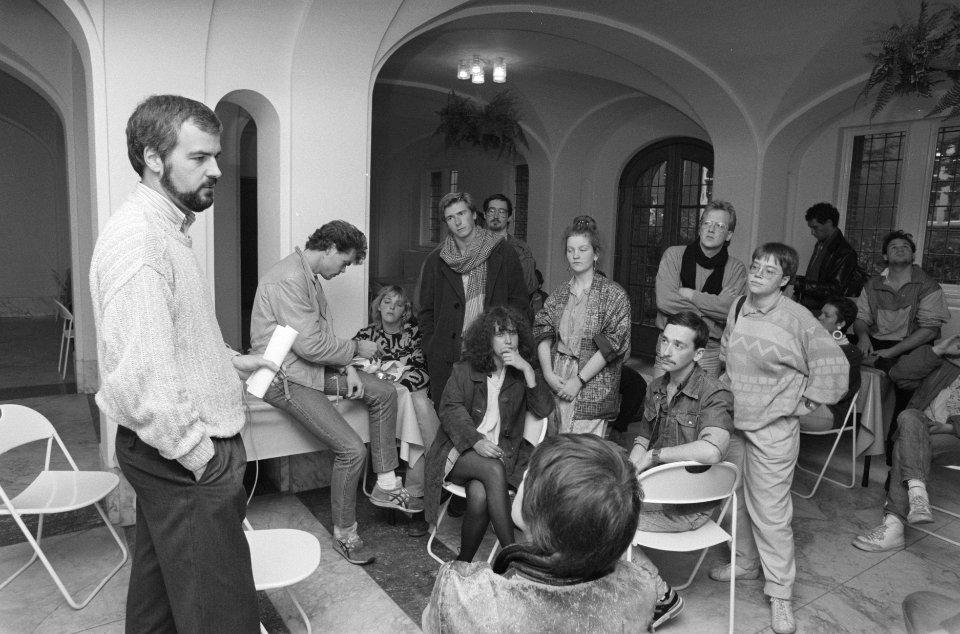 Bewoners van de flat Zilverberg in Amsterdam in gesprek met wethouder Genet in h, Bestanddeelnr 934-0935