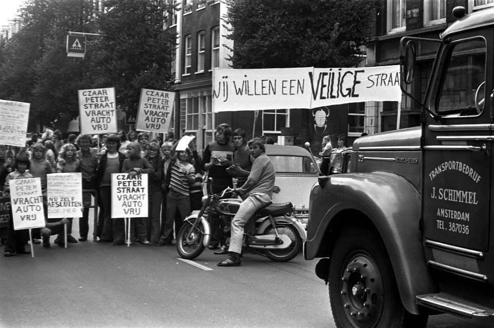 Bewoners van Czaar Peterstraat protesteren tegen verkeer in hun straat, bewoners, Bestanddeelnr 925-8064