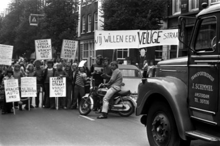 Bewoners van Czaar Peterstraat protesteren tegen verkeer in hun straat, bewoners, Bestanddeelnr 925-8064