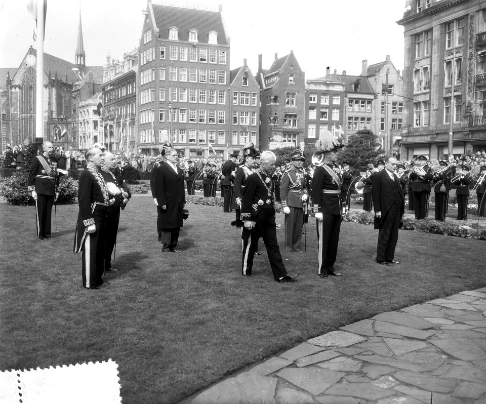 Bezoek Zweedse Koningspaar Amsterdam, eerste dag, kranslegging Dam, Bestanddeelnr 907-0964
