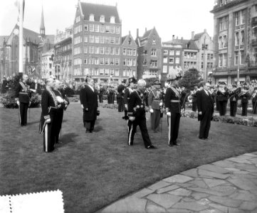 Bezoek Zweedse Koningspaar Amsterdam, eerste dag, kranslegging Dam, Bestanddeelnr 907-0964