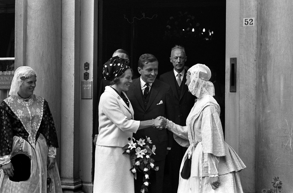 Bezoek prinses Beatrix en Claus aan Leeuwarden, prinses Beatrix voorgesteld aan , Bestanddeelnr 918-1492